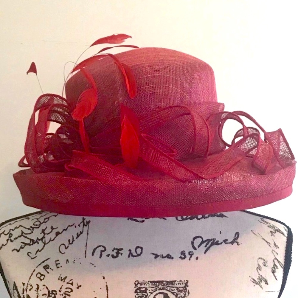 Red Derby Hat w/ Feathers🐎